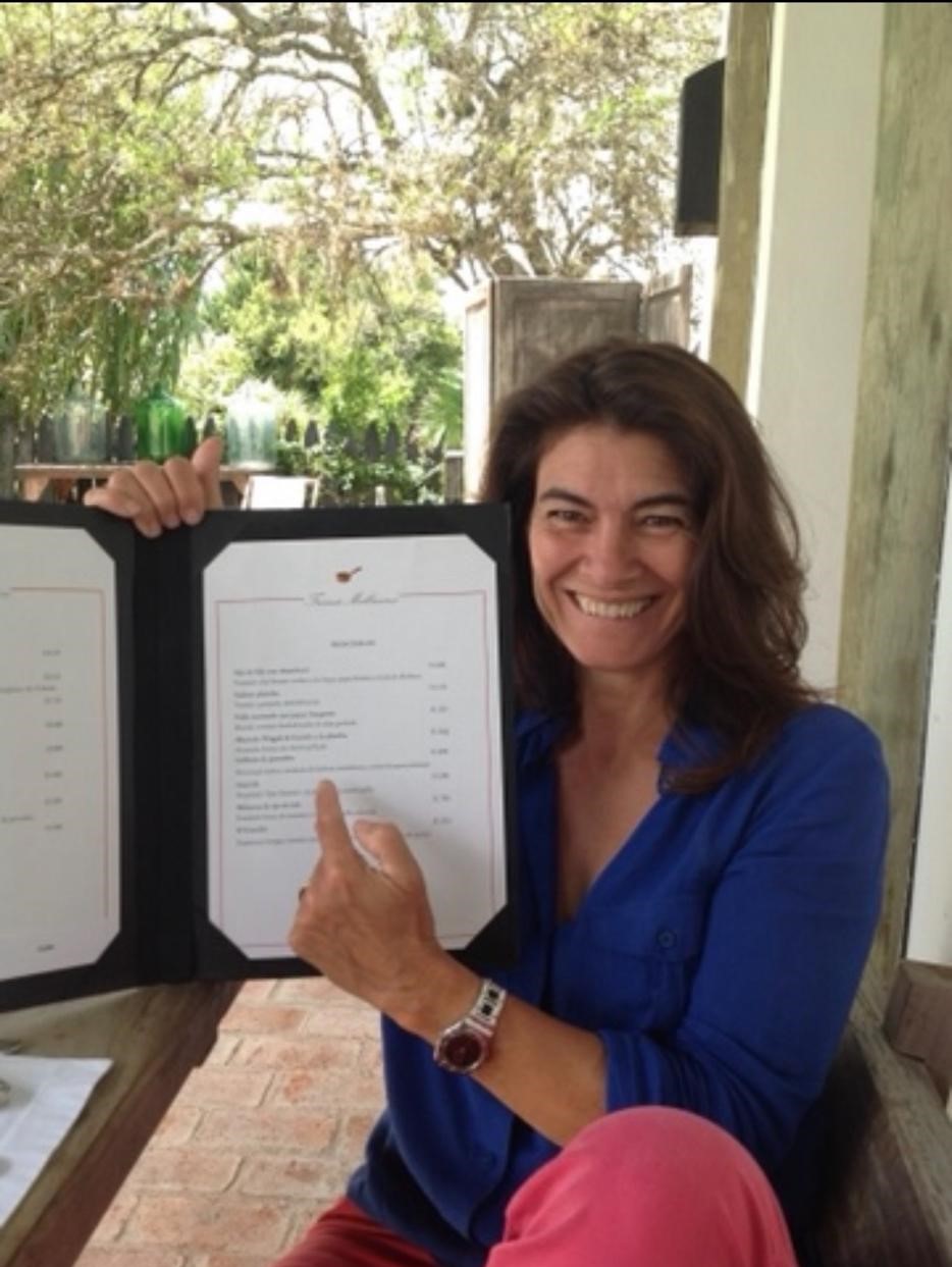 Ana Fernández Mouján, en el Restaurant Garzón de Frances Mallman, en Pueblo Garzón, eligiendo la Marucha Wagyu de Cabaña Wagyu Garzón en su carta